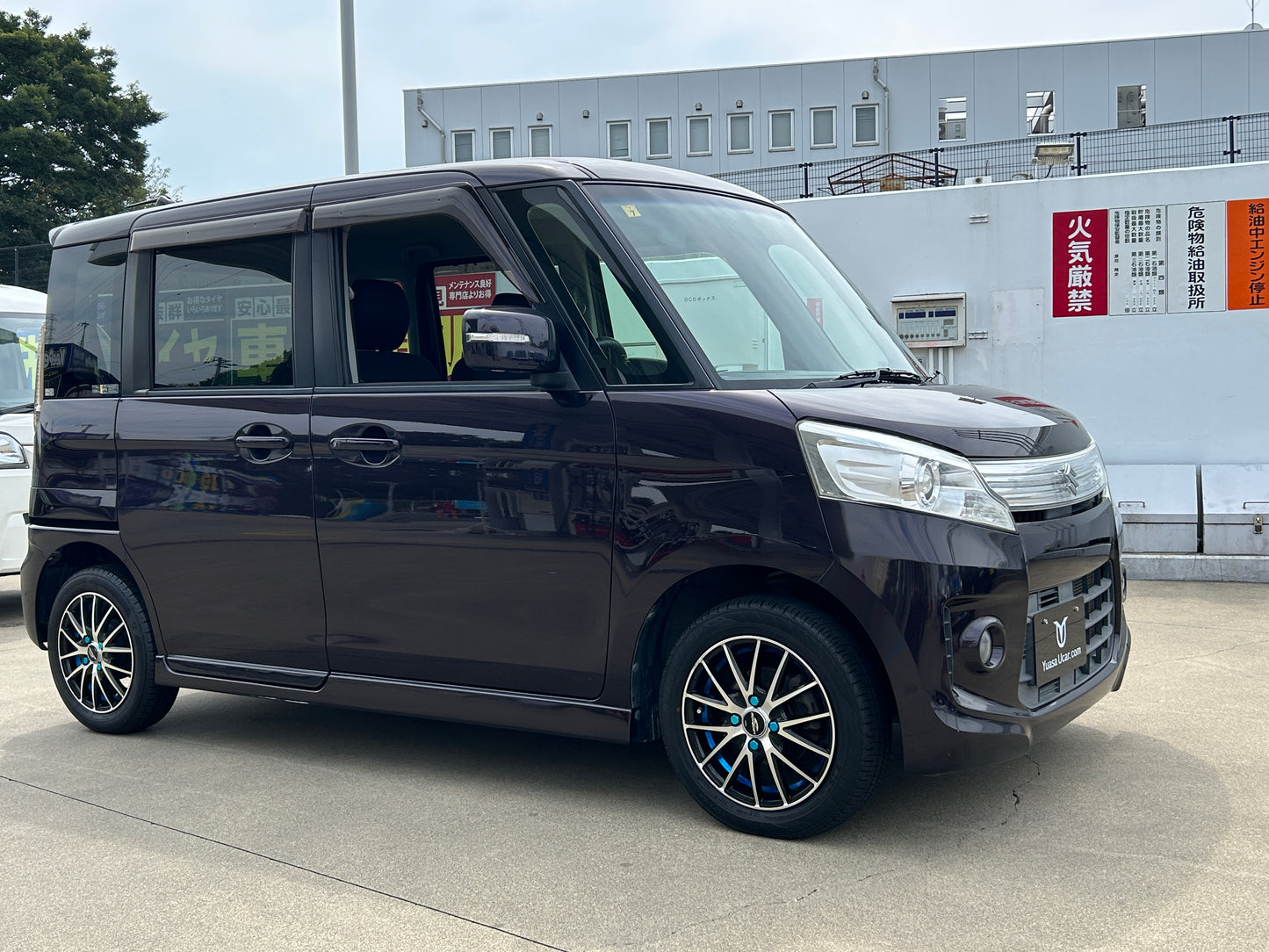 スペーシアカスタム/カスタムXS/パワースライドドア /HIDヘッドライト /フォグランプ /純正ディスプレイオーディオ / ワンセグTV /バックカメラ /ETC /スマートキー /革巻きステアリング（ステアリングリモコン付） /社外14インチアルミホイール /アイドリングストップ