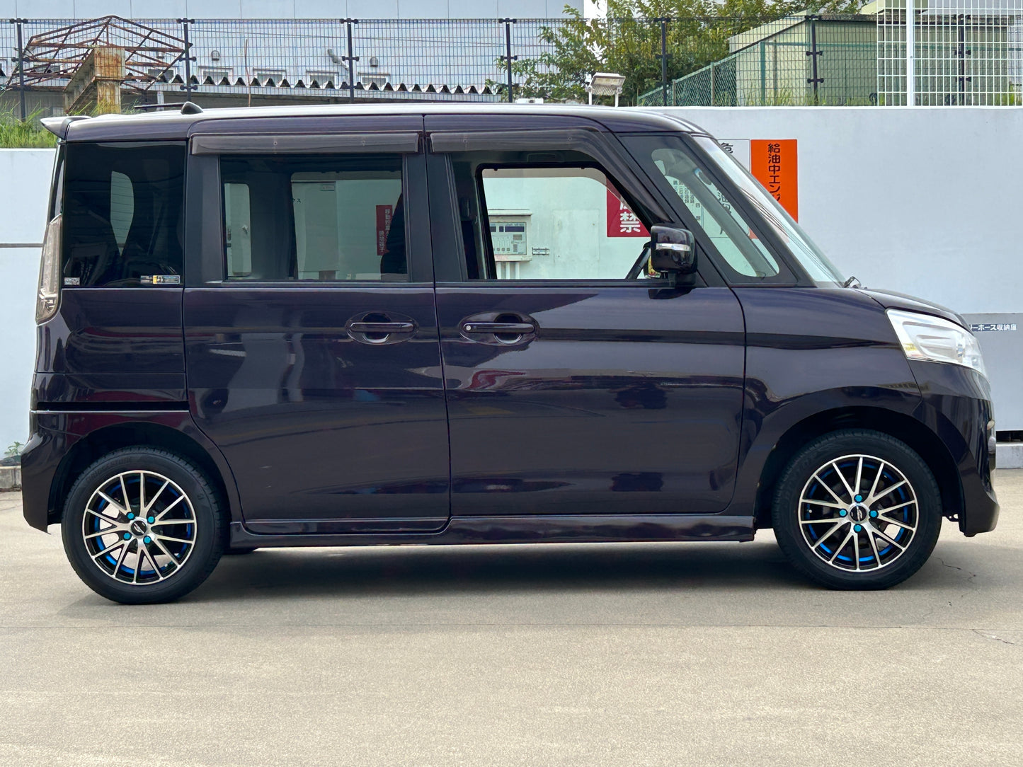 スペーシアカスタム/カスタムXS/パワースライドドア /HIDヘッドライト /フォグランプ /純正ディスプレイオーディオ / ワンセグTV /バックカメラ /ETC /スマートキー /革巻きステアリング（ステアリングリモコン付） /社外14インチアルミホイール /アイドリングストップ