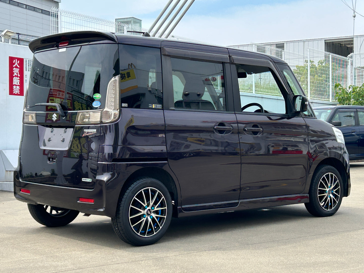 スペーシアカスタム/カスタムXS/パワースライドドア /HIDヘッドライト /フォグランプ /純正ディスプレイオーディオ / ワンセグTV /バックカメラ /ETC /スマートキー /革巻きステアリング（ステアリングリモコン付） /社外14インチアルミホイール /アイドリングストップ