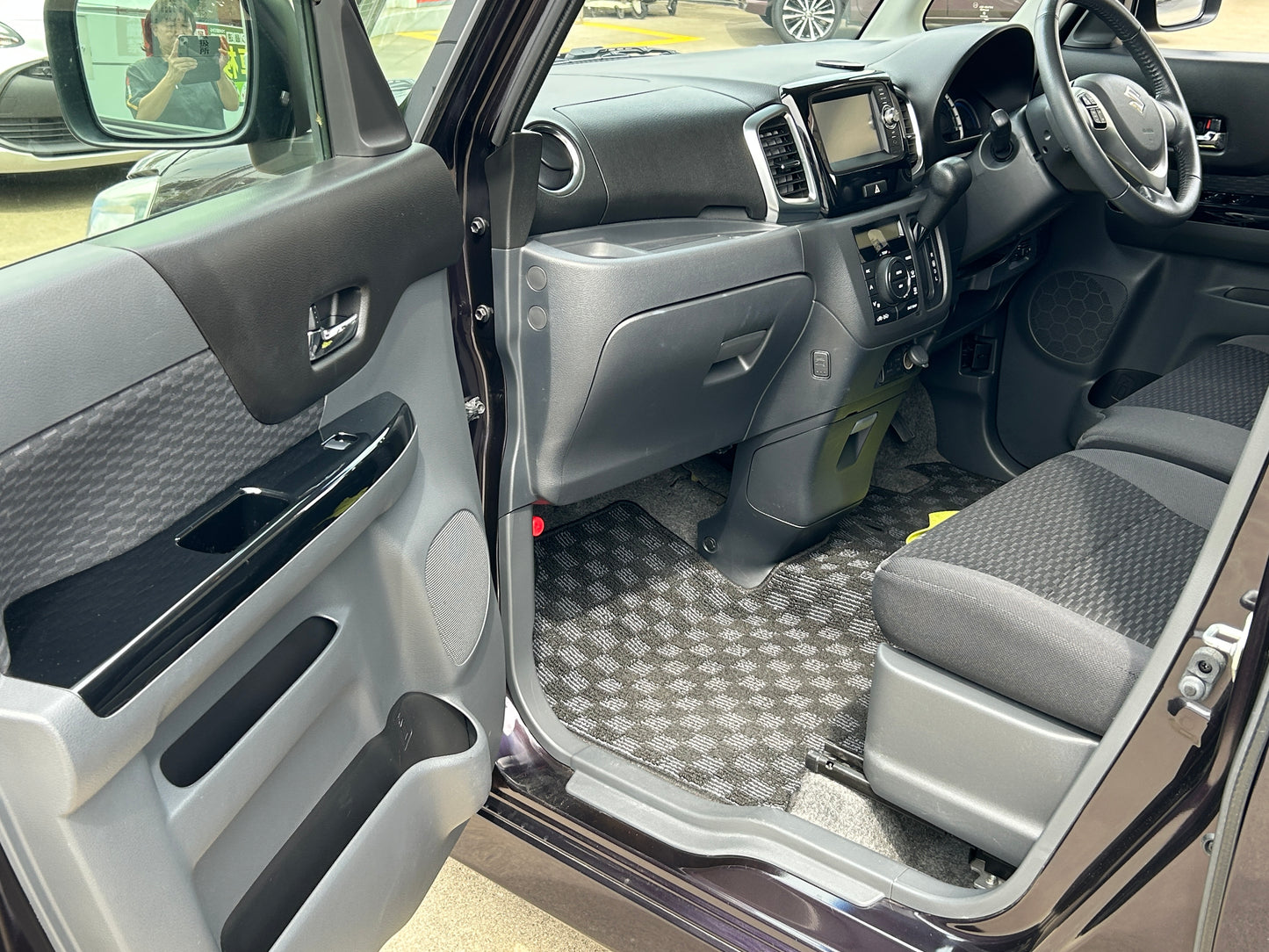 スペーシアカスタム/カスタムXS/パワースライドドア /HIDヘッドライト /フォグランプ /純正ディスプレイオーディオ / ワンセグTV /バックカメラ /ETC /スマートキー /革巻きステアリング（ステアリングリモコン付） /社外14インチアルミホイール /アイドリングストップ